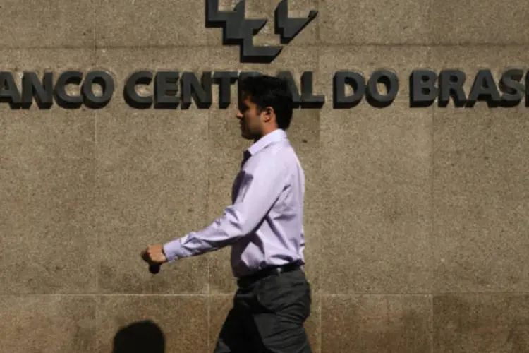 
	Homem passa em frente a sede do Banco Central: essa opera&ccedil;&atilde;o faz parte da nova fase do programa do BC de interven&ccedil;&otilde;es di&aacute;rias no c&acirc;mbio
 (Dado Galdieri/Bloomberg)