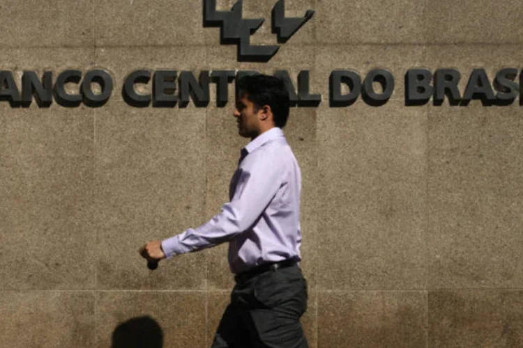 
	Homem passa em frente a sede do Banco Central: inadimpl&ecirc;ncia do cr&eacute;dito com recursos livres ficou est&aacute;vel tanto para as fam&iacute;lias (7%) quanto para as empresas (3,4%)
 (Dado Galdieri/Bloomberg)