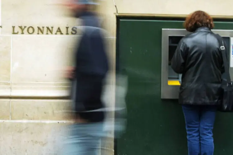 Usuário em um caixa-eletrônico do banco Credit Lyonnais, na França (Pascal Le Segretain/Getty Images)