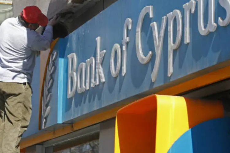 
	No Banco do Chipre, o governo disse que os depositantes enfrentar&atilde;o um preju&iacute;zo imediato de 37,5% sobre os dep&oacute;sitos
 (REUTERS/Bogdan Cristel)