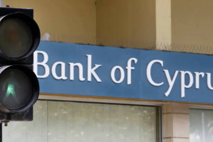 
	Fachada de ag&ecirc;ncia do Banco do Chipre: o governo do pa&iacute;s aumentou de cinco mil para 25 mil euros o pagamento por cheque para as empresas
 (REUTERS/Bogdan Cristel)