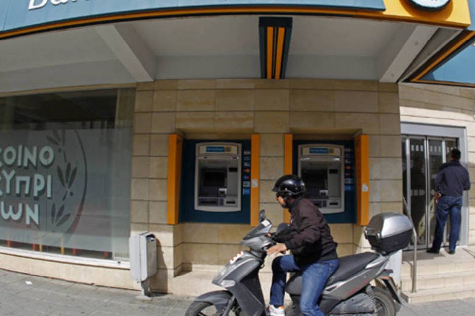Chipre eleva quantia que possa ser transferida entre bancos