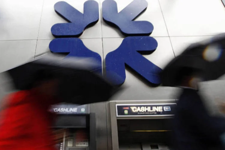 
	Royal Bank of Scotland: governo quer tirar os bancos adquiridos em 2008 do controle estatal antes da pr&oacute;xima elei&ccedil;&atilde;o parlamentar, em 2015
 (Andrew Winning/Reuters)