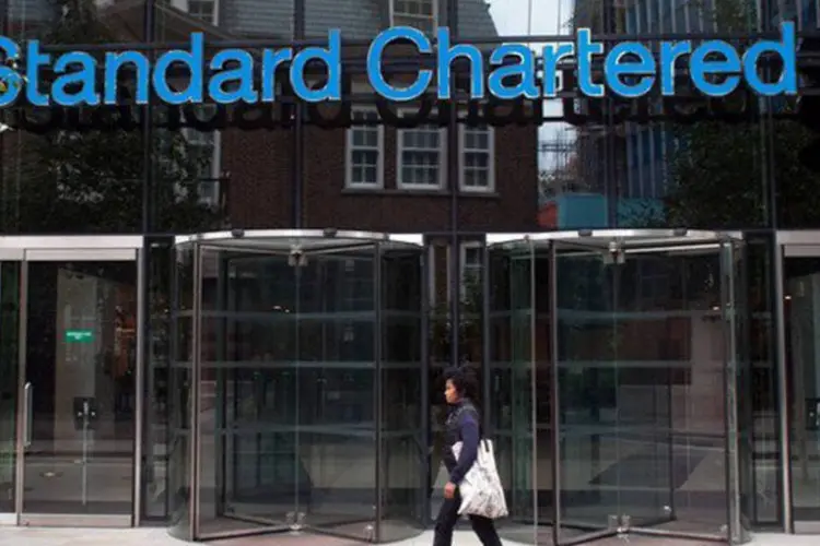 
	Fachada do banco Standard Chartered: banco disse que seu lucro antes de impostos ficou em 7 bilh&otilde;es de d&oacute;lares em 2013, queda de 7 por cento sobre um ano antes
 (©afp.com / Will Oliver)