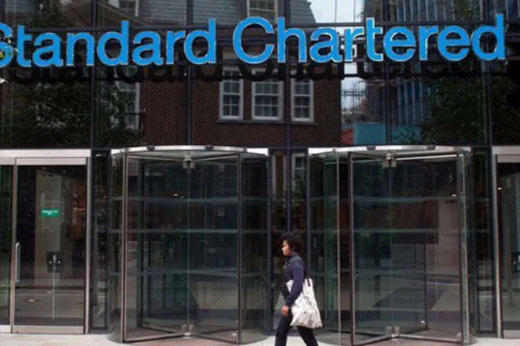Fachada do banco Standard Chatered: esta penalização soma-se aos 340 milhões de dólares já pagos pela entidade financeira ao estado de Nova York (©afp.com / Will Oliver)