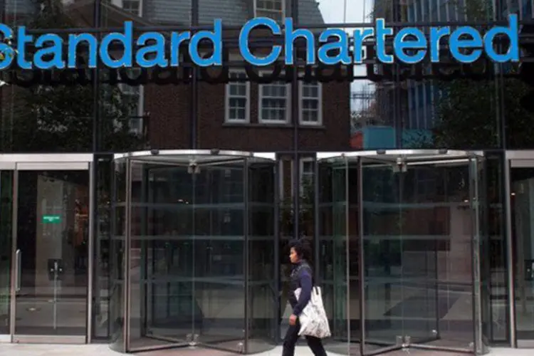 
	Fachada do banco Standard Chatered: unidade tem cerca de 800 milh&otilde;es de d&oacute;lares em ativos sob gest&atilde;o e o banco vai comprar cerca de 70 por cento da carteira
 (Will Oliver/AFP)