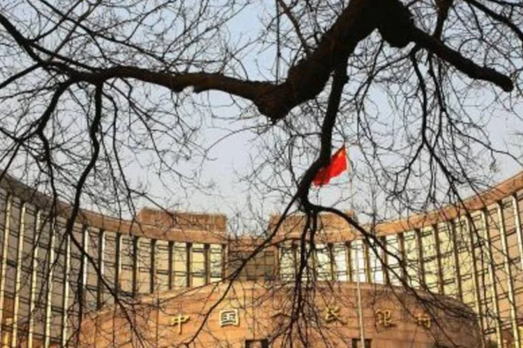
	Fachada do Banco Central da China: os bancos podem agora reportar uma taxa de dep&oacute;sito compuls&oacute;rio di&aacute;ria que seja at&eacute; 1 ponto percentual abaixo do n&iacute;vel exigido desde que sua m&eacute;dia di&aacute;ria n&atilde;o caia abaixo da taxa determinada pelo banco central
 (.)