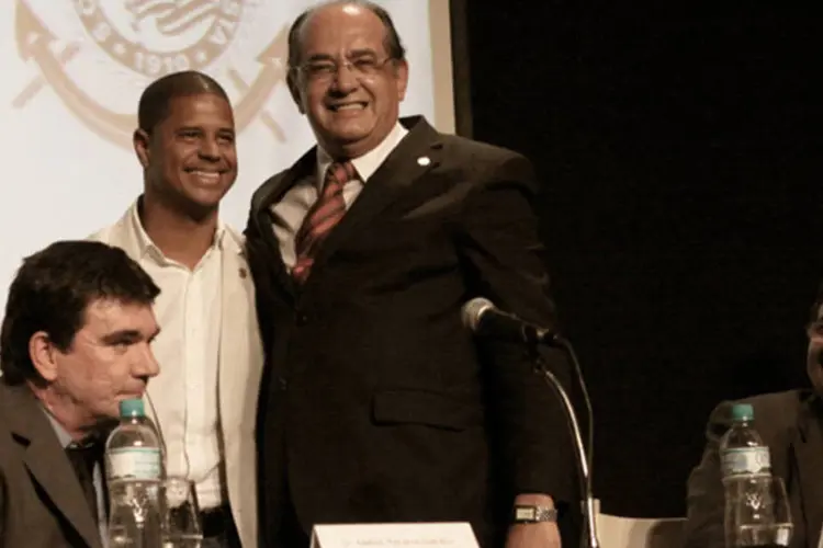 Marcelinho Carioca com Gilmar Mendes em uma foto de 2010: ex-jogador foi candidato do PSB (U.Dettmar/SCO/STF)