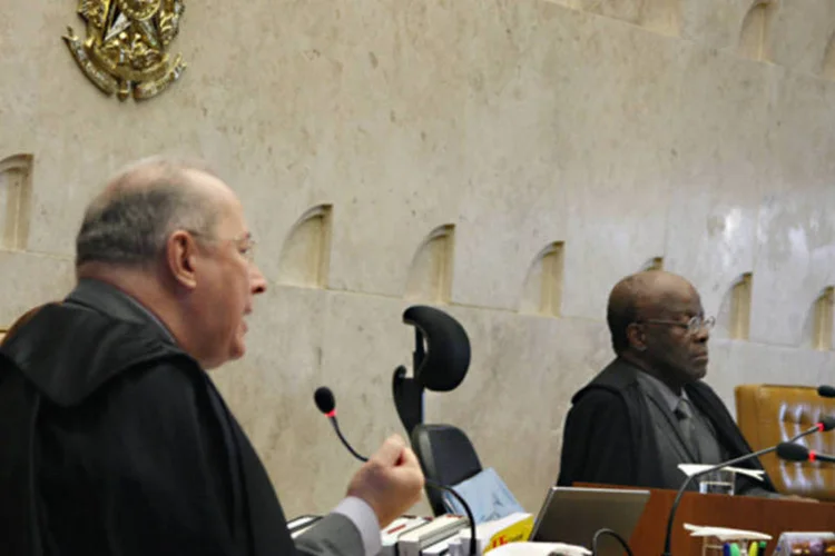 
	Ministros do STF em sess&atilde;o:&nbsp;Supremo admitiu os embargos infringentes para condenados no processo conhecido como mensal&atilde;o, por 6 votos a 5
 (Gervásio Baptista/SCO/STF)