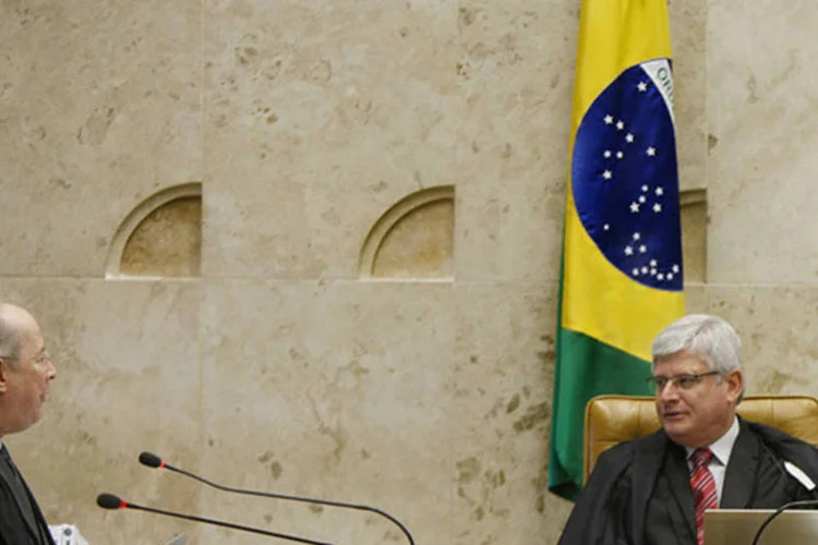 Ministro Celso de Mello cumprimenta o novo procurador-geral da República, Rodrigo Janot (Nelson Jr./SCO/STF)