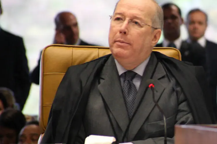 Celso de Mello profere seu voto sobre a admissibilidade dos embargos infringentes em ações penais originárias de competência do STF (Gervásio Baptista/SCO/STF)