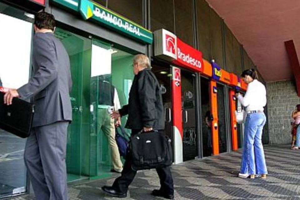 Satisfação dos clientes com bancos no Brasil é baixa