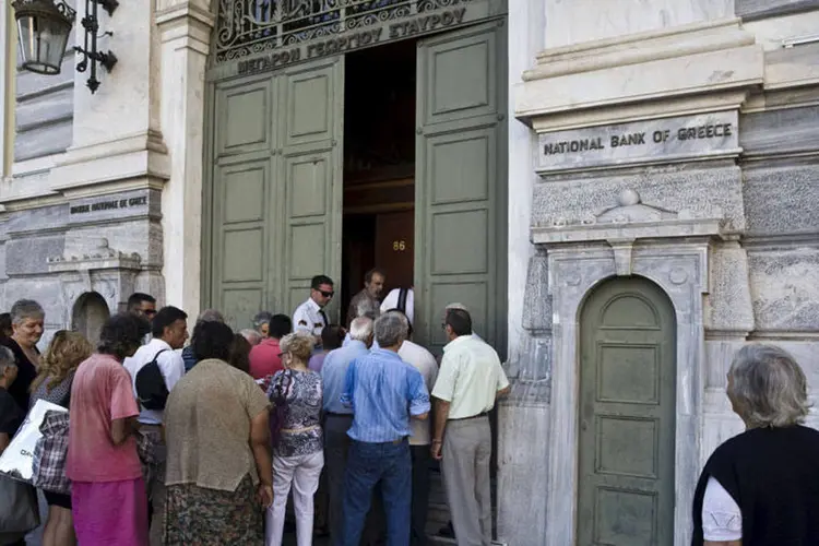 
	Pessoas esperando para entrar no Banco Nacional, em Atenas: um montante inicial pode ser alocado mesmo antes do BCE conseguir avaliar a soma de quanto &eacute; realmente necess&aacute;rio
 (REUTERS/Ronen Zvulun)