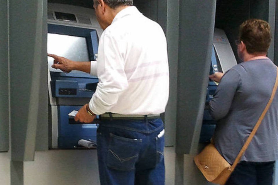 Idosos usam caixa eletrônico em banco (Marcos Santos /USP Imagens/Site Exame)