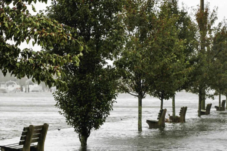 Furacão Sandy deixa bancos alagados: a última vez que os mercados de valores nova-iorquinos fecharam de forma imprevista foi em 2001 por conta dos atentados (REUTERS)