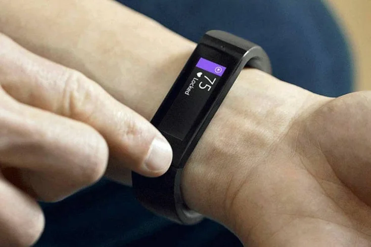 Microsoft Band: pulseira inteligente reconhece comandos de voz e está disponível em três tamanhos (Reprodução/Microsoft)