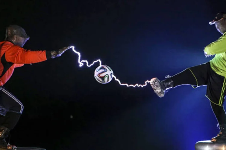 Integrantes da banda Thunderbolt Craziness se apresentam na China sobre bobinas de Tesla (Reuters)