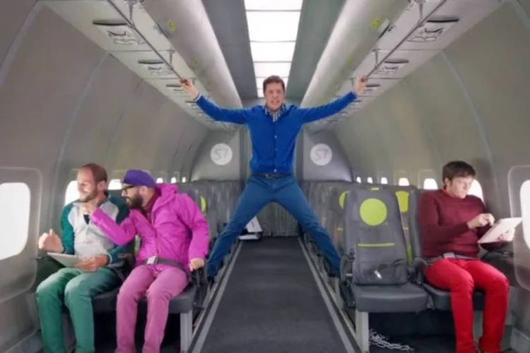 
	Para a can&ccedil;&atilde;o Upside Down &amp; Inside Out, a banda OK Go gravou um v&iacute;deo em gravidade zero
 (Reprodução/Facebook)