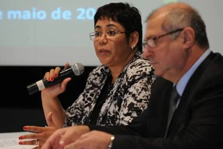 Erenice Guerra, ministra-chefe da Casa Civil, ao lado do ministro do Planejamento, Paulo Bernardo, no anúncio do Plano Nacional de Banda Larga.  (.)