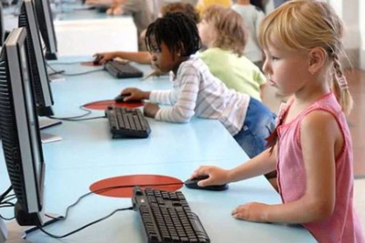 Caso o presidente bata o martelo, o plano para facilitar o acesso à internet poderá ser lançado nos próximos dias (.)