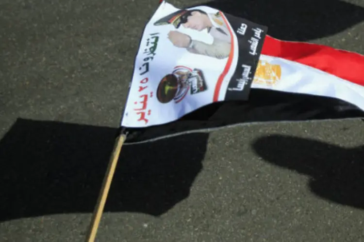 
	Bandeira com imagem de Abdel Fatah al Sisi, agora marechal, no Egito:&nbsp;Sisi dever&aacute; abandonar as For&ccedil;as Armadas para se apresentar &agrave;s elei&ccedil;&otilde;es
 (Amr Abdallah Dalsh/Reuters)