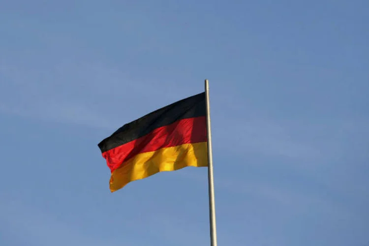 
	Bandeira alem&atilde; em Berlim: a maior economia europeia espera cerca de 800.000 novas chegadas este ano
 (Fabrizio Bensch/Reuters)