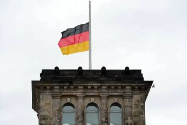 
	Bandeira da Alemanha &eacute; vista no topo de um pr&eacute;dio em Berlim: n&uacute;meros sazonalmente ajustados confirmaram leitura preliminar
 (John Macdougall/AFP)