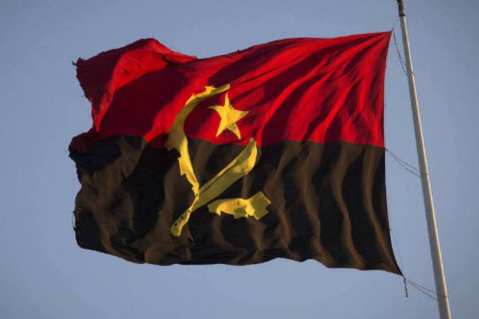 
	Bandeira de Angola: acordo foi assinado no &acirc;mbito da reuni&atilde;o entre o presidente Jos&eacute; Eduardo dos Santos e a presidente Dilma Rousseff, no m&ecirc;s de junho, em Bras&iacute;lia
 (Simon Dawson/Bloomberg)