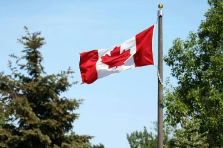 Bandeira canadense: caso se negassem, eram espancadas e abandonadas em regiões isoladas, em plena floresta (Vaughn Ridley/AFP)