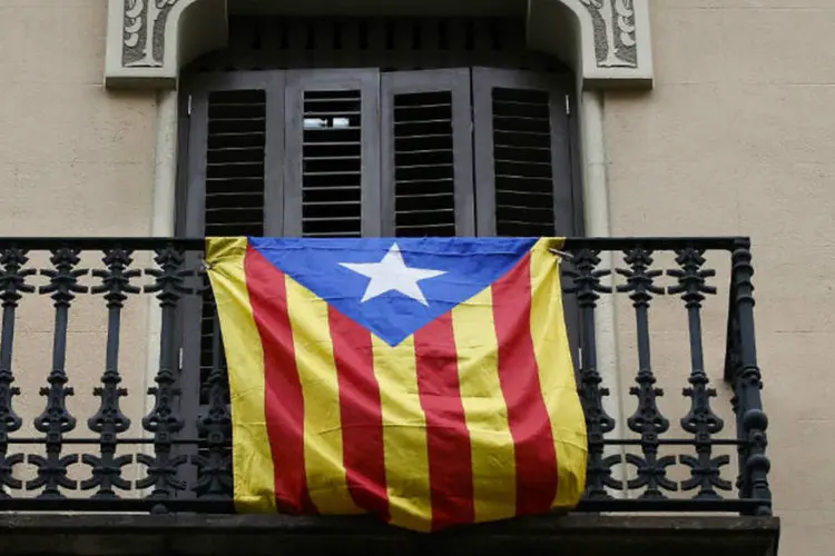 
	Bandeira pr&oacute;-independ&ecirc;ncia da Catalunha: aproximadamente 2,3 milh&otilde;es participaram de referendo
 (Paul Hanna/Reuters)