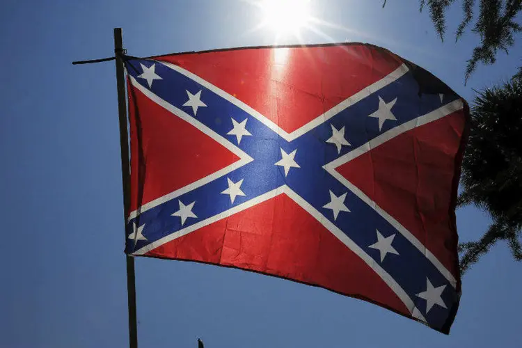 A bandeira confederada, uma homenagem vergonhosa a uma época durante a qual possuir escravos era legal, segundo manifestantes (Brian Snyder/Reuters)
