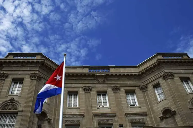 
	Bandeira de Cuba &eacute; hasteada em Washington
 (REUTERS/Jonathan Ernst)