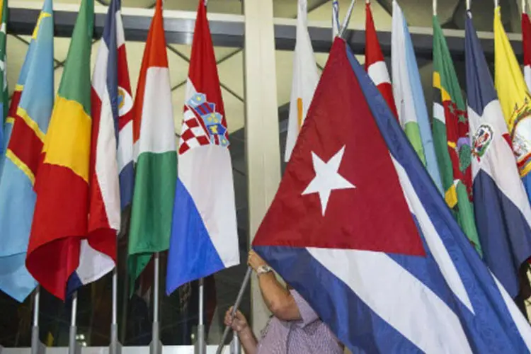 
	Bandeira de Cuba hasteada na embaixada americana: nesse cap&iacute;tulo de conversas ainda &eacute; preciso solucionar alguns temas sens&iacute;veis para a parte cubana, como a imigra&ccedil;&atilde;o
 (AFP / PAUL J. RICHARDS)