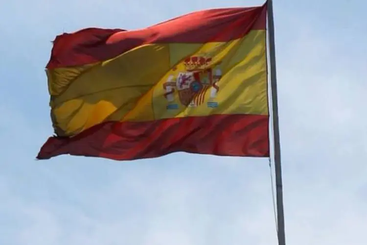 Bandeira da Espanha em Madri: títulos do governo espanhol ampliaram a alta e superaram os 7% (Andrea Comas/Reuters)