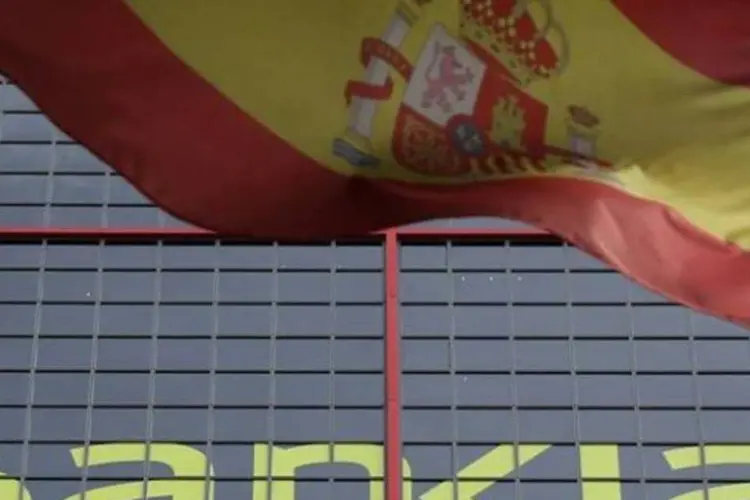 
	Bandeira da Espanha flameja ao lado da sede do banco Bankia, em Madri
 (Sergio Perez/Reuters)