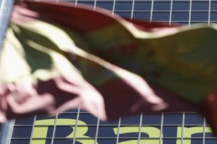 Bandeira espanhola flutua em frente à sede do credor espanhol Bankia, em Madri (Sergio Perez/Reuters)