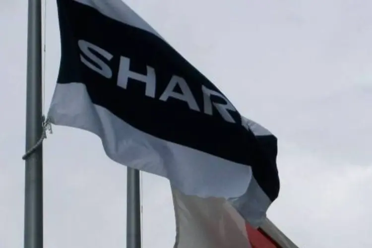 
	Bandeira da empresa Sharp: a Sharp vendeu f&aacute;brica de TV na Pol&ocirc;nia no ano passado
 (Tim Kelly/Reuters)