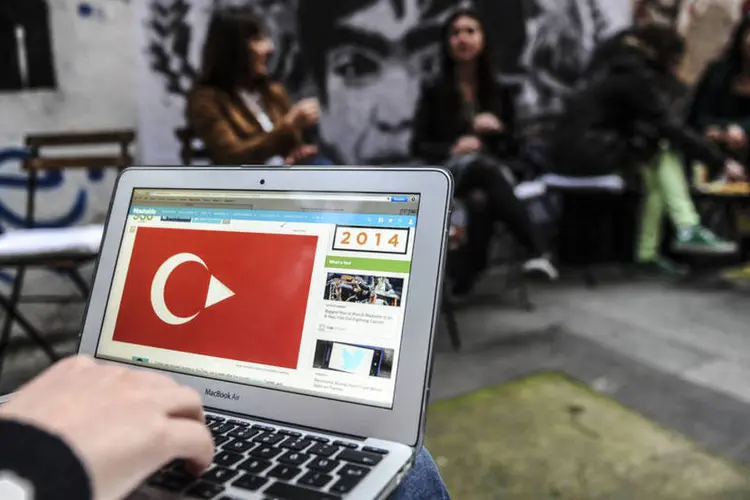 
	Turquia na internet: os dados divulgados incluem nomes, sobrenomes, endere&ccedil;os, datas de nascimento e nomes dos pais
 (Ozan Kose / AFP)