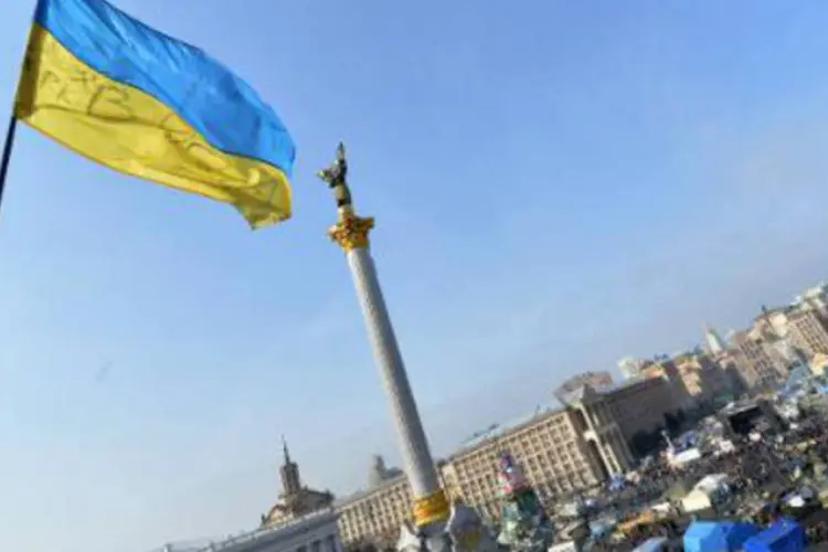 
	Bandeira ucraniana na Pra&ccedil;a da Independ&ecirc;ncia: pesquisas apontam Piotr Poroshenko, um dos homens mais ricos do pa&iacute;s, como o favorito dos ucranianos
 (AFP)