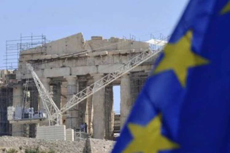 
	Bandeira da Uni&atilde;o Europeia em frente &agrave; Acropolis, em Atenas: crise grega e em outros pa&iacute;ses europeus come&ccedil;a a chegar &agrave; Alemanha
 (Louisa Gouliamaki/AFP)