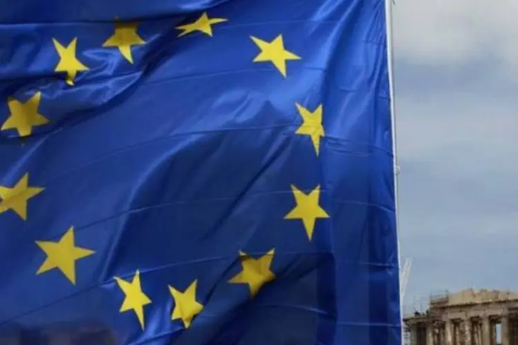 Bandeira da União Europeia é vista em frente ao templo Partenon, em Atenas (John Kolesidis/Reuters)