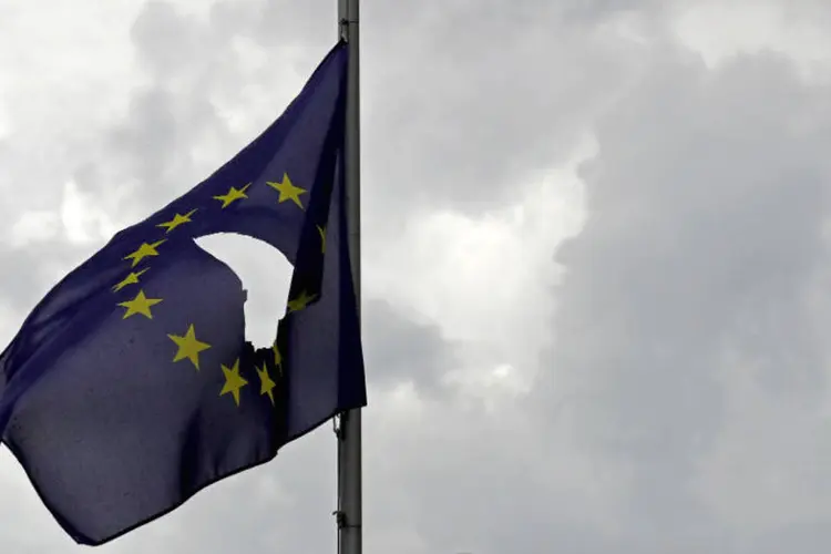 
	Bandeira da Uni&atilde;o Europeia: a S&amp;P informou que a perspectiva para a nota de cr&eacute;dito, no entanto, era est&aacute;vel
 (Christopher Furlong/Getty Images)