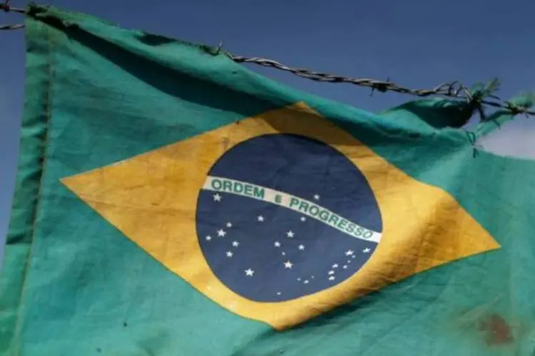 Bandeira do Brasil rasgada (Ueslei Marcelino/Reuters)
