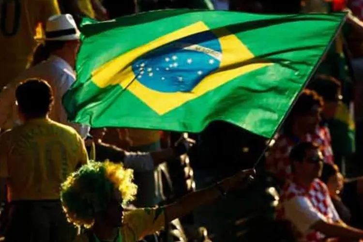 
	Torcedor agita bandeira do Brasil: clima dividido no pa&iacute;s
 (foto/Getty Images)