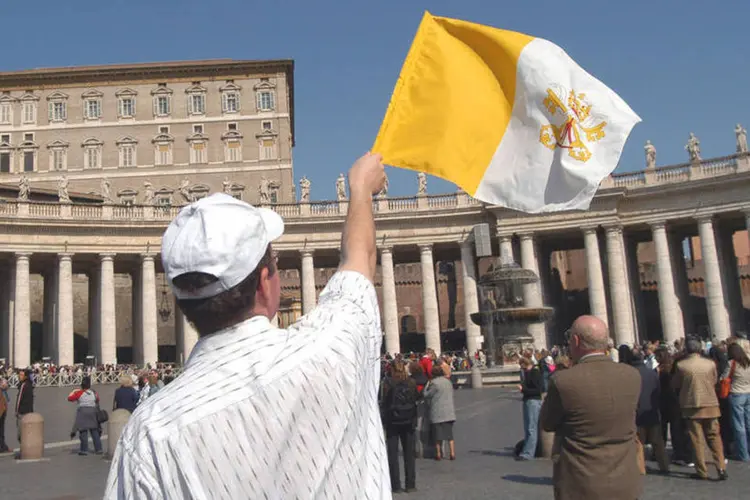 
	Bandeira do Vaticano: a representa&ccedil;&atilde;o do Vaticano perante a ONU informou que, &quot;ap&oacute;s consultas com a Santa S&eacute;&quot;, colocar&aacute; sua bandeira na sede das Na&ccedil;&otilde;es Unidas na manh&atilde; de 25 de setembro
 (Bloomberg / Victor Sokolowicz)