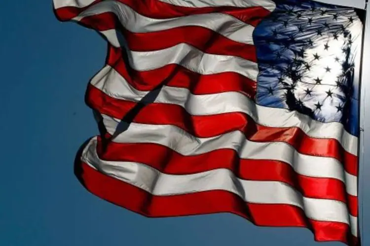 
	Bandeira dos EUA: para o Ir&atilde;, o pa&iacute;s mant&eacute;m uma pol&iacute;tica baseada na depend&ecirc;ncia das armas de destrui&ccedil;&atilde;o em massa e ignora os pedidos internacionais para o desarmamento&nbsp;
 (Jonathan Ferrey/Getty Images)