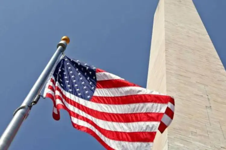 Bandeira dos Estados Unidos diante do monumento em Washington (Kevin Lamarque/Reuters)