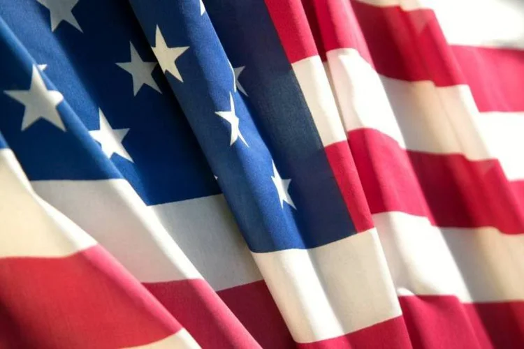 
	Bandeira dos Estados Unidos: primeira provid&ecirc;ncia para quem quer emigrar &eacute; conseguir uma oferta de emprego no pa&iacute;s
 (Thinkstock/Jupiterimages)