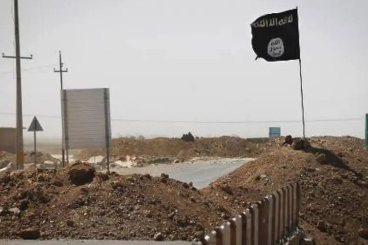 
	Bandeira do Estado Isl&acirc;mico em cidade iraquiana: ataques deixaram pelo menos 20 mortos
 (Jm Lopez/AFP)