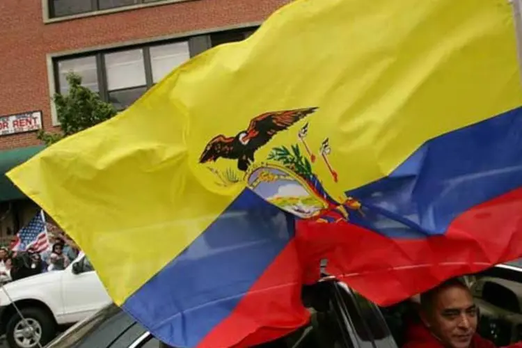 
	Homem carrega bandeira do Equador: a transfer&ecirc;ncia do dinheiro gerou um aumento de 45,3% no total de reservas internacionais do Equador
 (Getty Images)